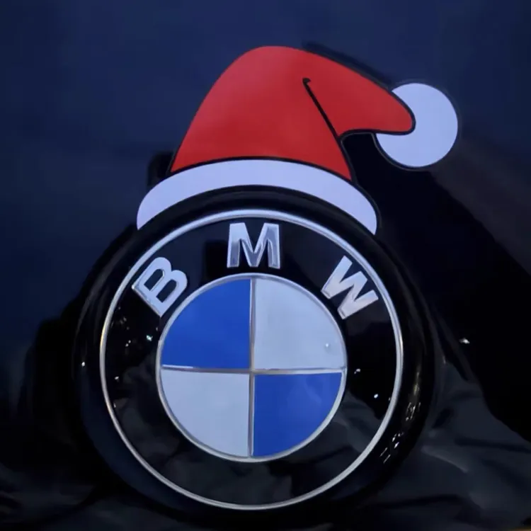 宝马车标贴纸3系5系7系X1X3Z4X5X6X7前后车标改装圣诞节小红帽子