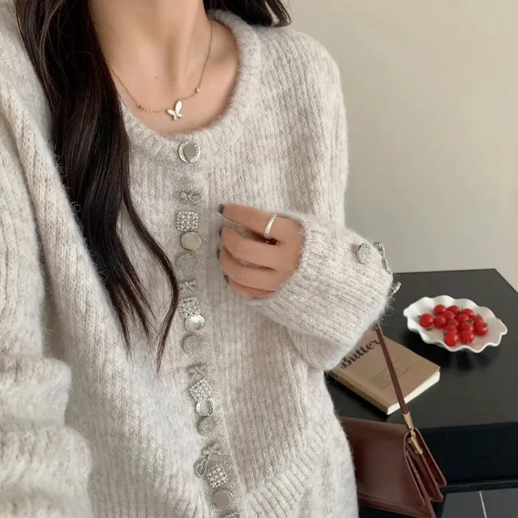 9009 一整套女秋冬高级感金属扣针织开衫+半身裙两件套