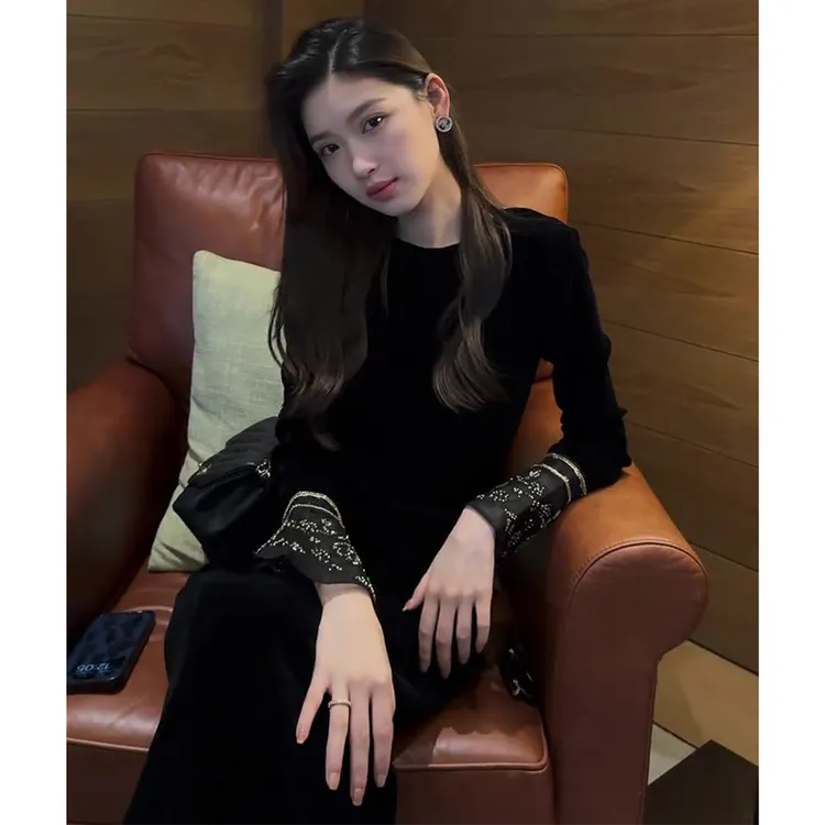 新国风丝绒微喇叭袖圆领T恤女款2025秋季新款高级感显瘦打底上衣