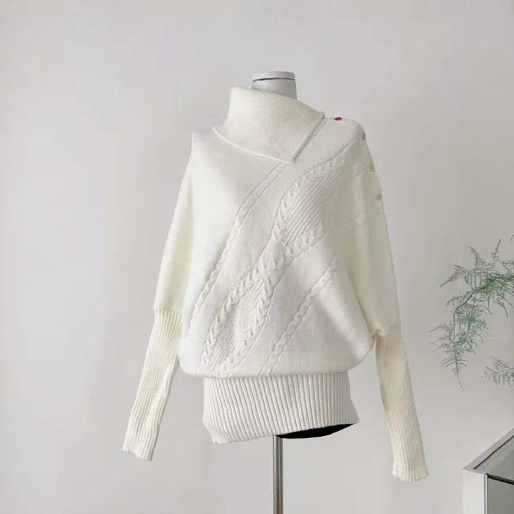 米白色绞花宽松上衣收口下摆不对称翻领彩扣斗篷毛衣