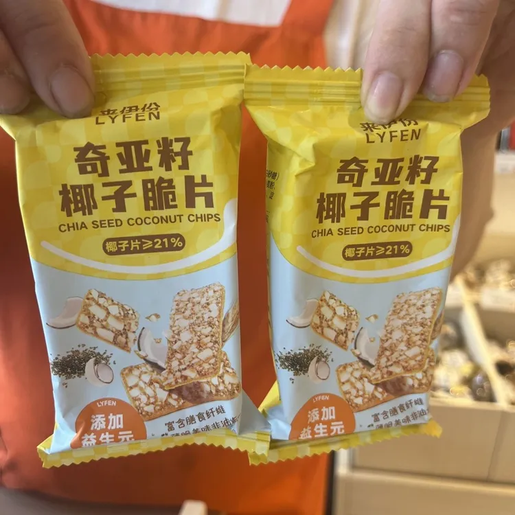 新款来伊份椰子脆片奇亚籽非油炸薄脆美味糕点追剧小包装休闲零食