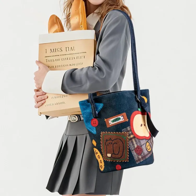 新款插画联名休闲时尚通勤包单肩可斜挎加长水桶包女大容量帆布包