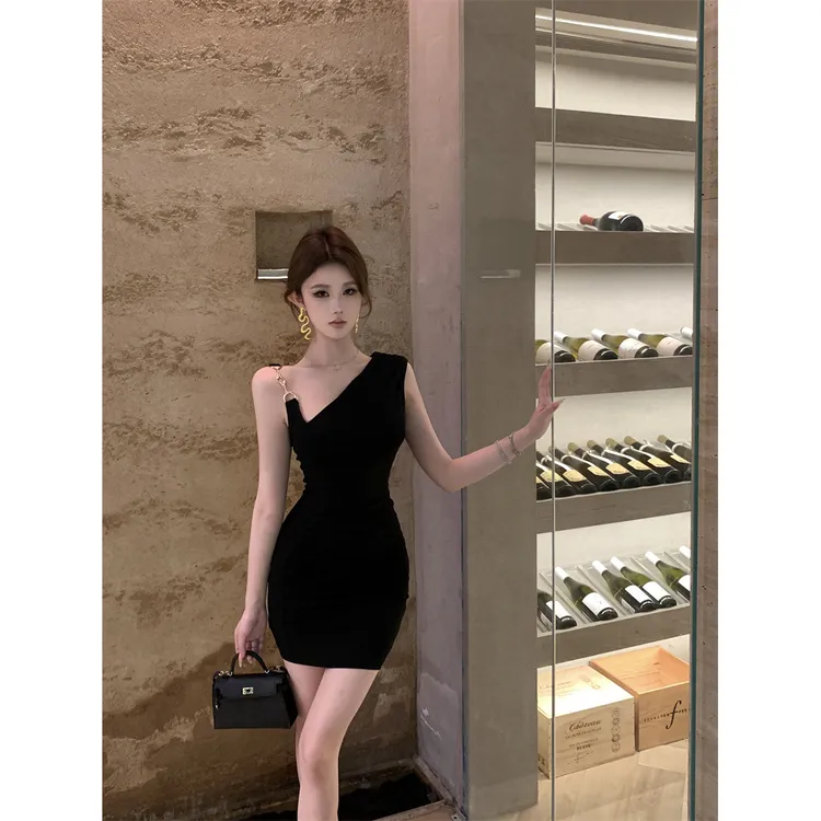 法式气质斜肩金属扣吊带连衣裙女法式轻奢名媛性感包臀裙