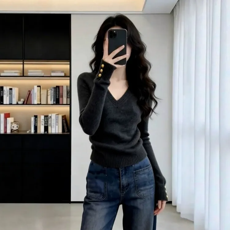 大码韩系灰色v领长袖金扣针织衫毛衣秋冬新款内搭打底衫短款上衣