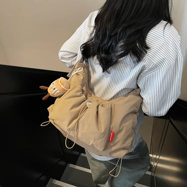 新品女包斜挎轻便通勤托特大包单肩手提挂件休闲慵懒风包上学