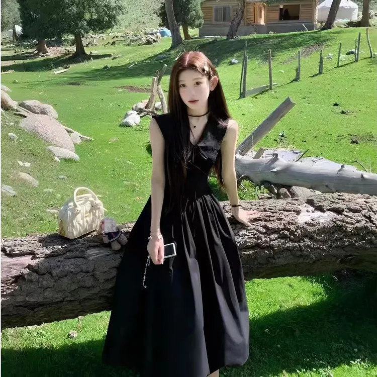 夏季法式赫本翻领收腰无袖连衣裙2025高级新款黑色长裙气质