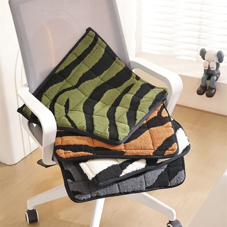 毛绒加厚防滑椅子坐垫适合办公室久坐学生冬季使用