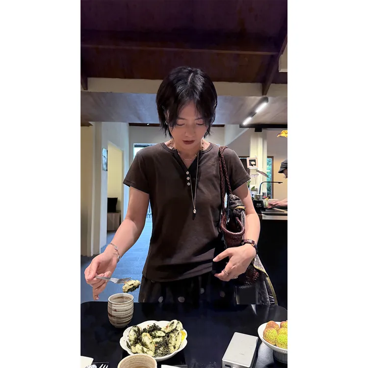 苏安家|“三粒扣瘦身T”兰精天丝超凉爽Y字领贝壳扣竹节纹短袖T恤