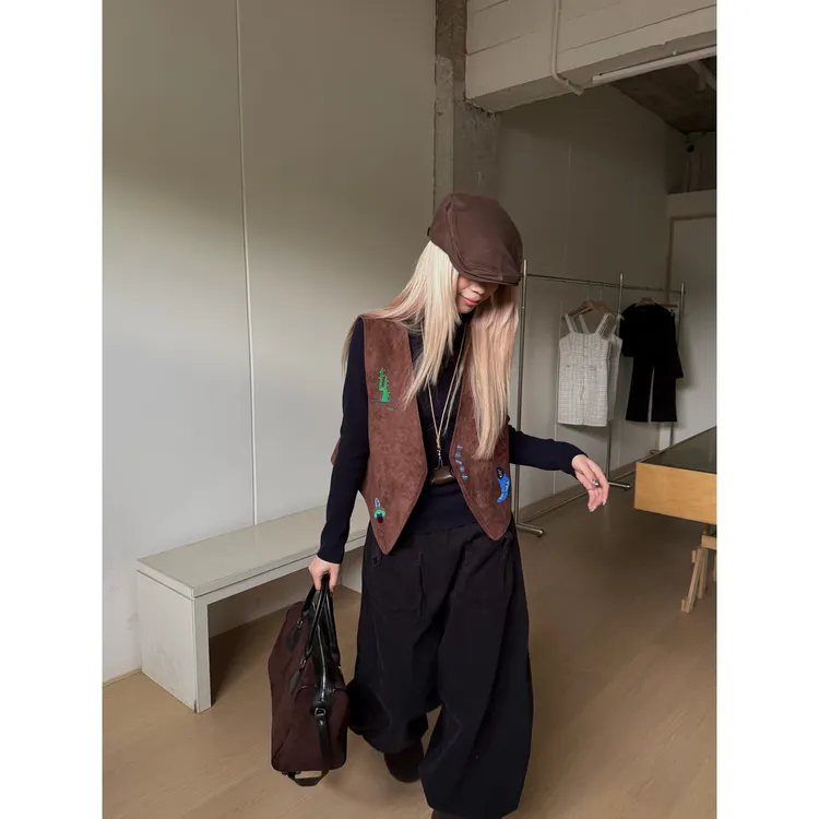 HELLOTANGO《西北之旅》秋冬复古麂皮V领刺绣休闲百搭马甲25989