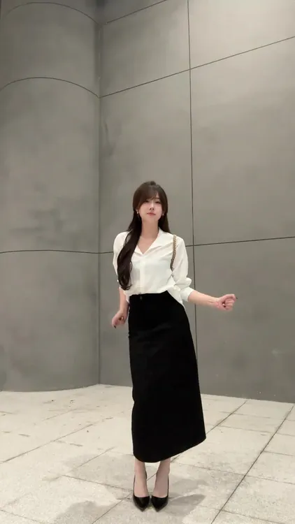 【白杉】韩系气质白色衬衫减龄显瘦V领法式衬衫黑色半身裙套装