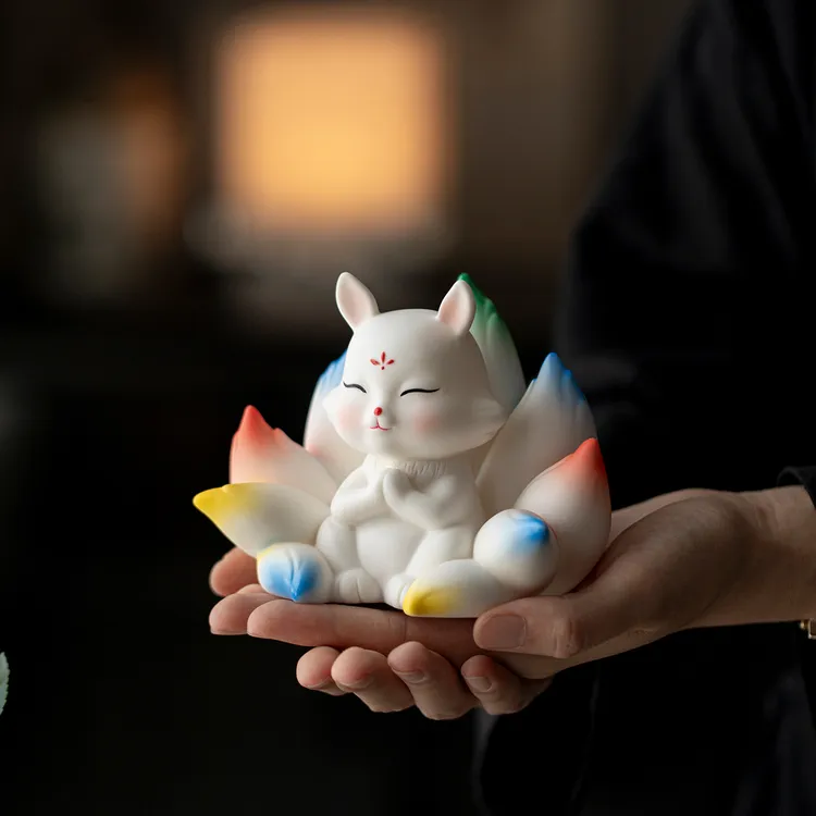 创意可爱白瓷九尾狐摆件陶瓷萌趣家居装饰品办公室桌面小摆设礼物