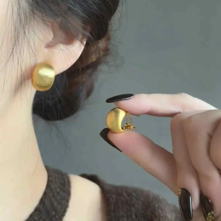 铜合金耳饰 B114金色拉丝弧形豆豆耳扣小众独特耳环轻奢高级耳饰