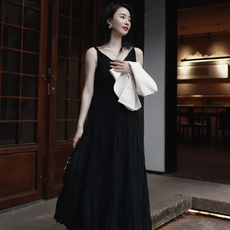 HELAAOMI “纸片人黑裙”亚麻V领褶皱无袖透气舒适吊带CY5BB72631