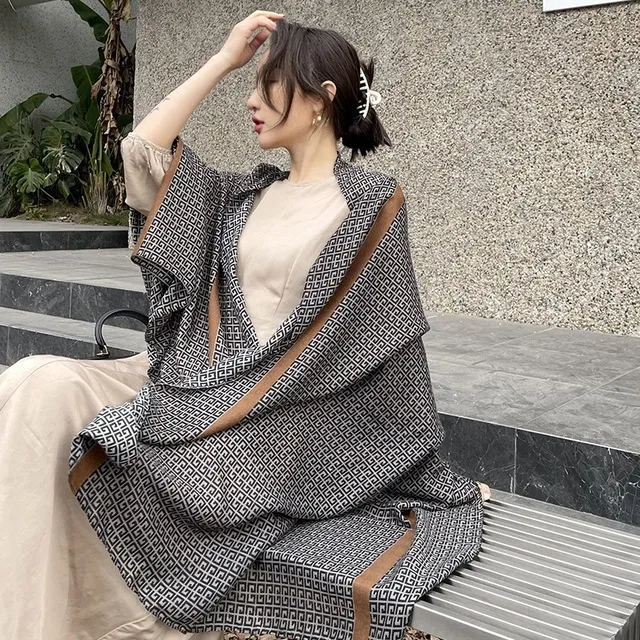 披肩外搭女2025新款围巾春季棉麻两用百搭高级感长条围脖护颈丝巾