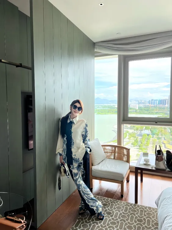 云水谣撞色垂感高级显白印花衬衫阔腿裤套装