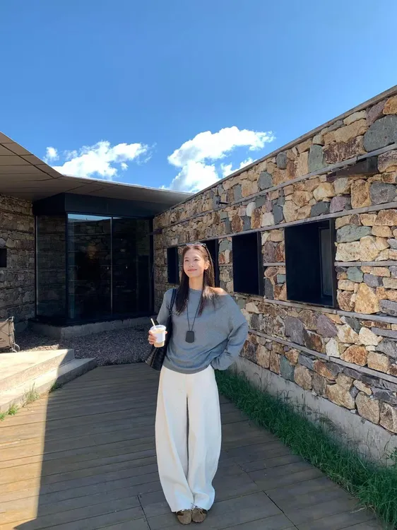 一字斜露肩长袖t恤秋季2025新款松弛感慵懒风宽松上衣百搭直筒裤