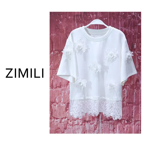 【亮哥女装】2025欧版《花影》月光白拼接蕾丝下摆钉花短袖8935-C1