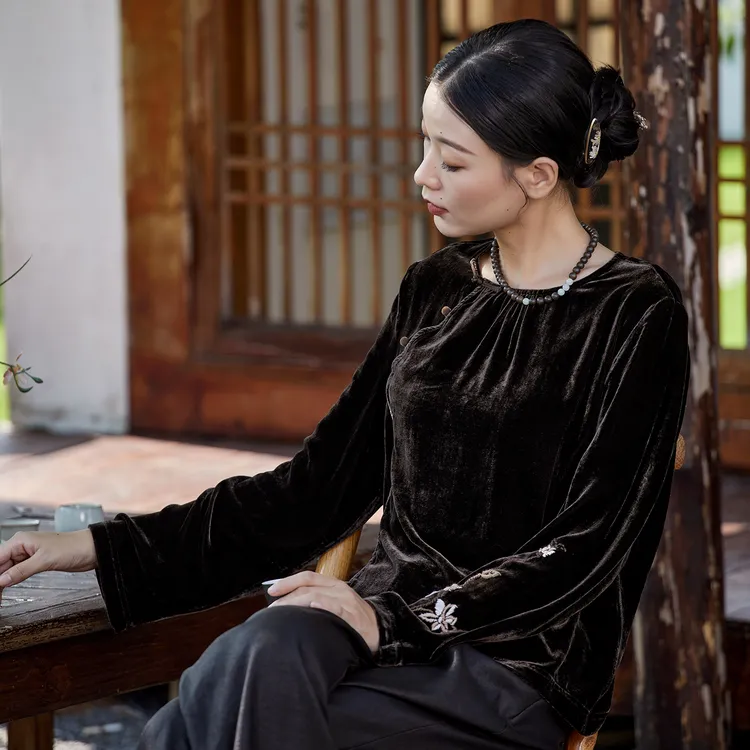 布小匠原创设计桑蚕丝丝绒绣花圆领上衣女2025新款国风复古衬衫