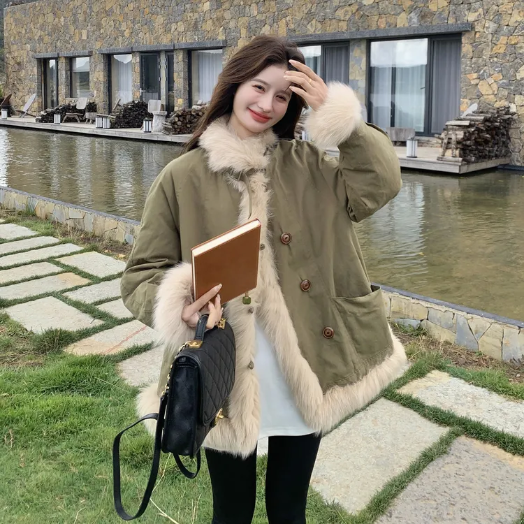 绿色毛毛拼接立领羽绒服女冬2025爆款超火设计感保暖90白鸭绒外套