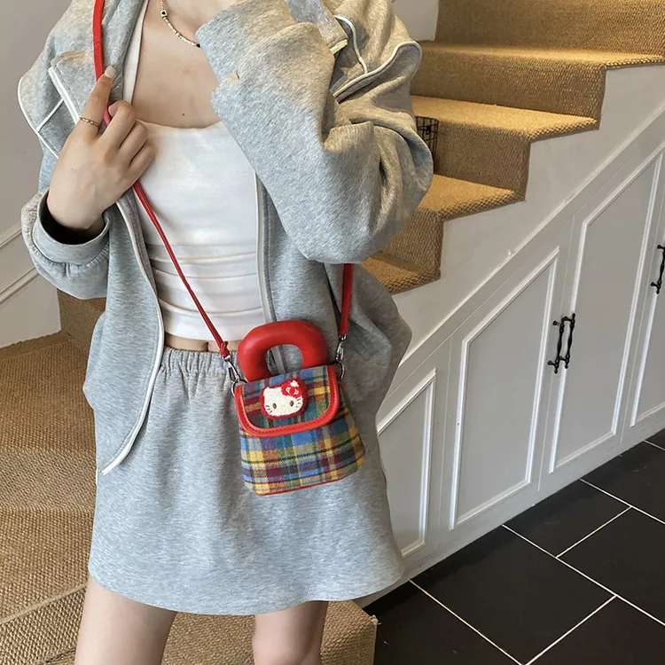 2025秋冬女孩子可爱包包儿童网红同款拎包洋气格子女童斜跨配饰包