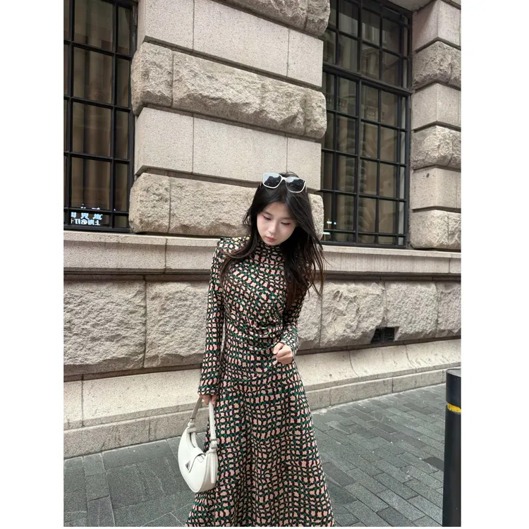 秋冬撞色几何纹理印花半高领连衣裙女收腰显瘦中长款外出洋气裙子