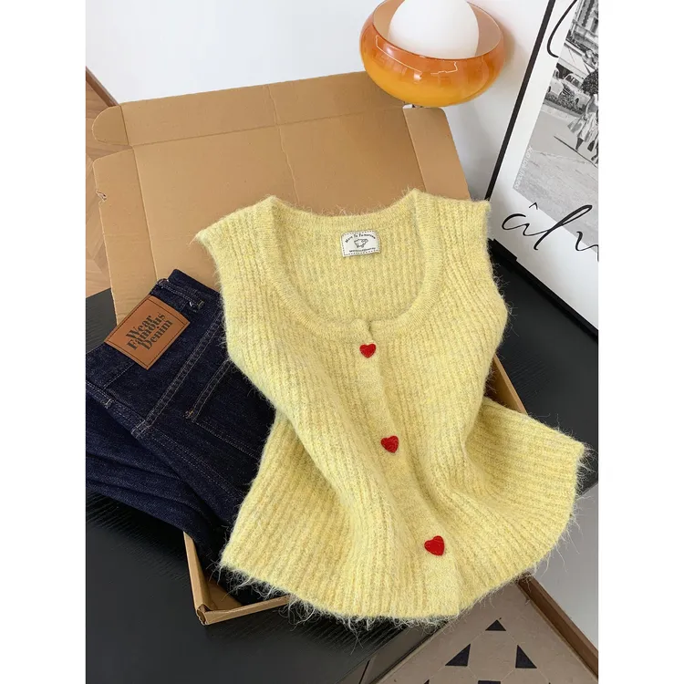 韩系甜美小清新爱心纽扣针织马甲女秋冬洋气减龄叠穿无袖背心上衣