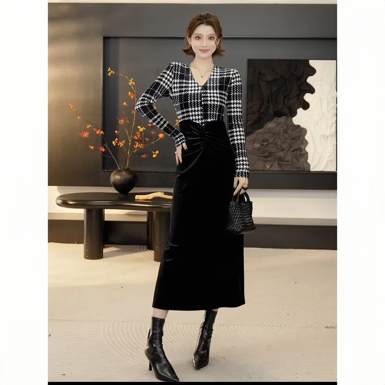 「京京」2025冬季新款复古轻熟款格纹拼接V领扭结连衣裙HBZXW918586