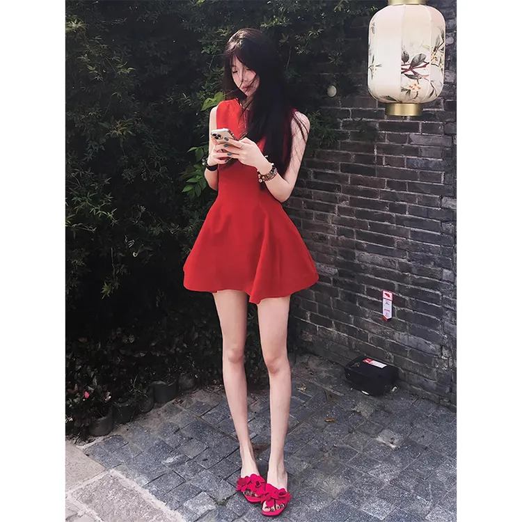 2025夏法式茶里茶气穿搭轻奢高级感气质小香风红色无袖连衣裙