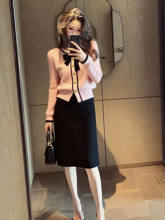 巨好看的秋冬穿搭2025独特漂亮时髦洋气高级感粉色针织开衫上衣女