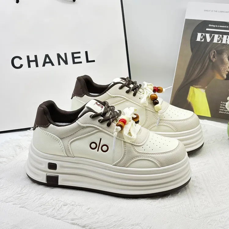 2025秋冬新款厚底小白鞋女增高软底串珠百搭休闲板鞋运动鞋女