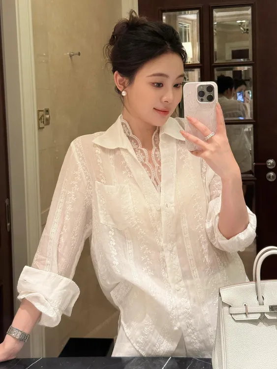 2025春夏新款法式v领气质轻奢高级感减龄洋气白色蕾丝拼接衬衫