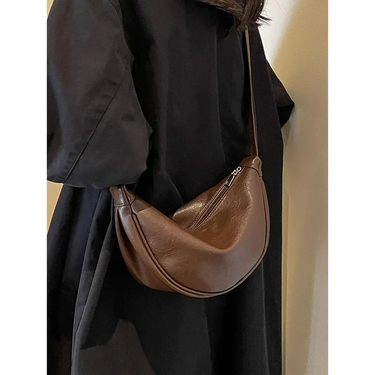包包女斜挎包2025新款秋春款大容量小众设计高级感复古单肩饺子包