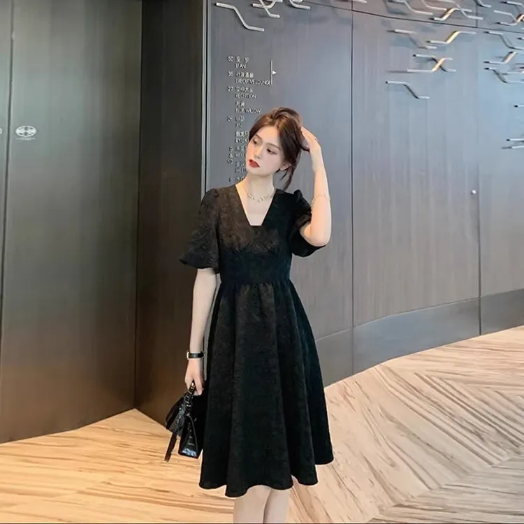 2025新款法式黑色连衣裙女夏季别致高级感气质显瘦V领小黑裙薄款