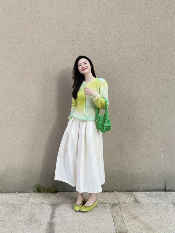 开春穿搭一整套超好看独特漂亮减龄绿色渐变针织衫半身裙两件套装