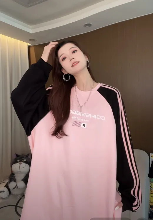 2025年秋季新款大版擦肩肩线撞色休闲遮屁股宽松长袖卫衣70000