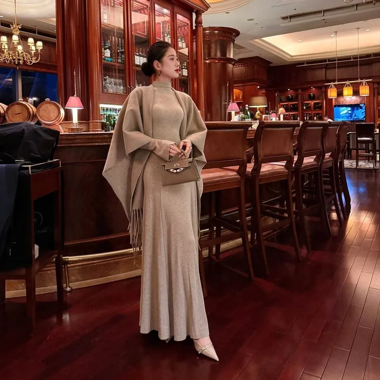 法式气质御姐风高级感卡其色连衣裙女秋冬季2025新款修身内搭长裙