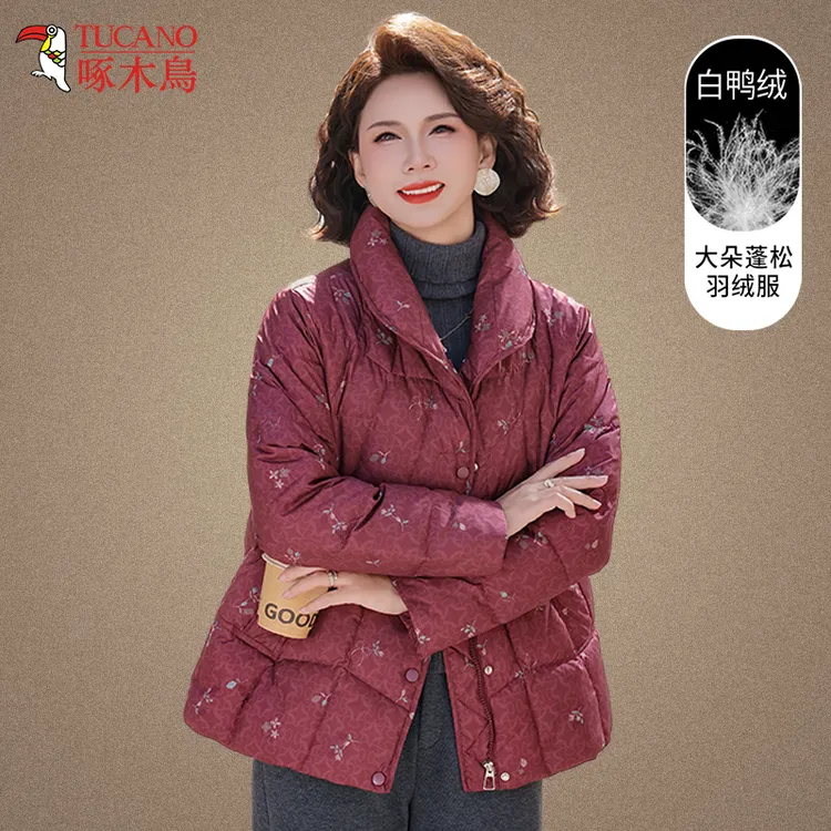 啄木鸟洋气妈妈冬装保暖羽绒服新款碎花中老年女装宽松白鸭绒外套