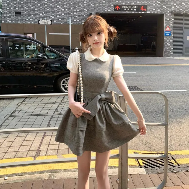 2025甜美可爱学院风穿搭一整套女蝴蝶结无袖连衣裙搭配杏色针织衫