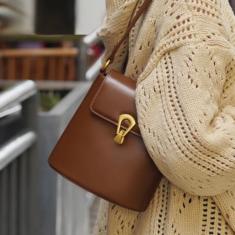 水桶包包女款爆款2025新款百搭气质单肩斜挎包小众大容量腋下女包