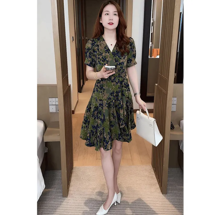 V领绿色印花连衣裙夏2025新款气质减龄女神范时尚绑带显瘦中长裙