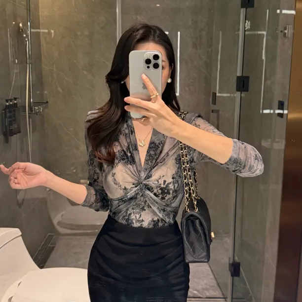 【灰蓝调】秋季轻熟风上衣丝绒烧花V领扭结长袖设计优雅气质打底衫