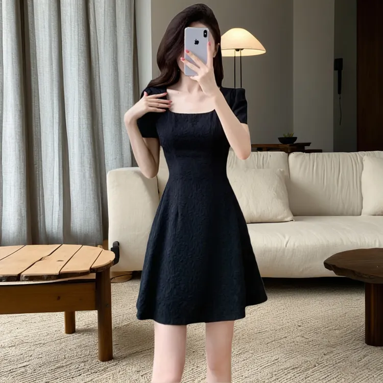 黑色赫本风方领收腰短袖连衣裙女2025夏季新款轻奢气质显瘦小黑裙