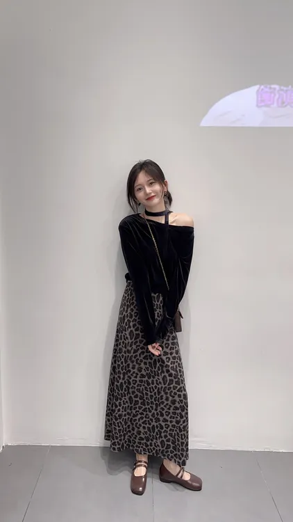 2025秋季新款韩系设计感挂脖露肩长袖丝绒上衣女百搭豹纹半身裙