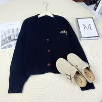 玲姐定制-V领落肩小花刺绣款宽松休闲短款针织开衫375533
