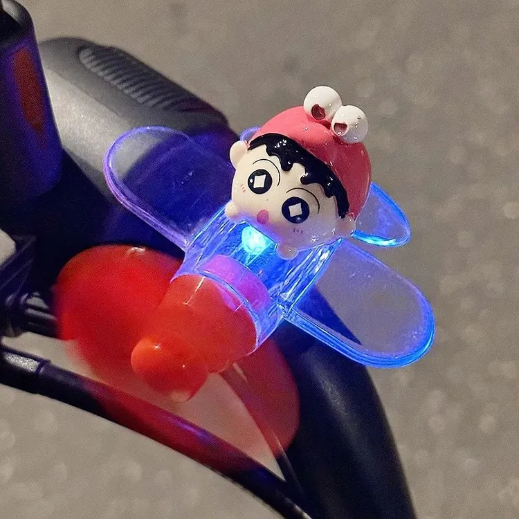 欧菲岚&蜡笔小新电动车摩托车装饰摆件风能小飞机风力发光LED灯车