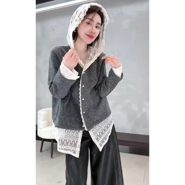玖了个玖 2025冬款 极简百搭蕾丝拼接帽珍珠扣开衫卫衣 2512C9253