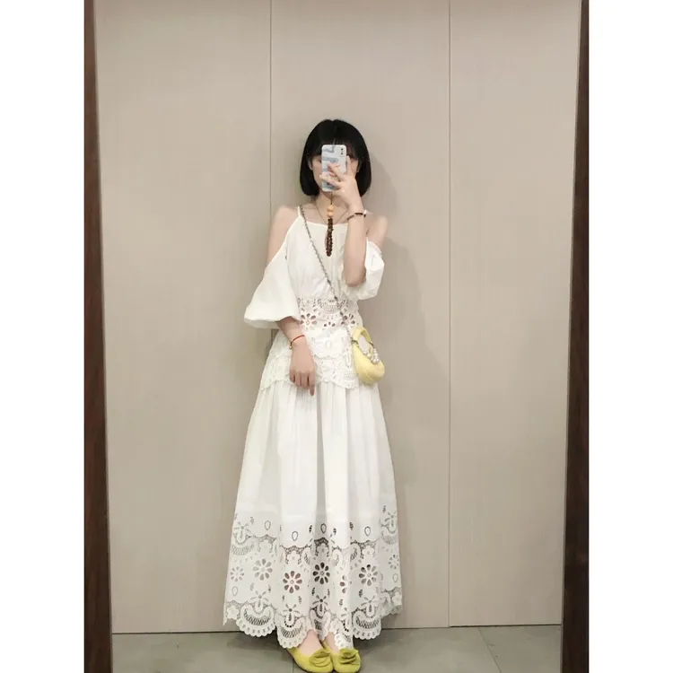 白色重奢蕾丝镂空挂脖泡泡袖上衣+白色法式重磅镂空绣百褶半身裙