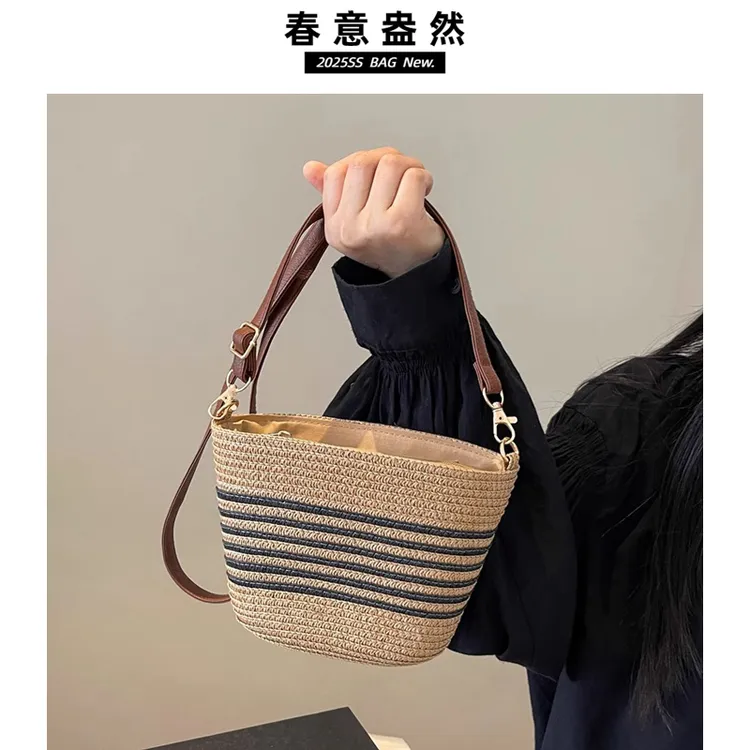 夏季流行草编小包包女2025新款海边度假编织包休闲百搭斜挎水桶包