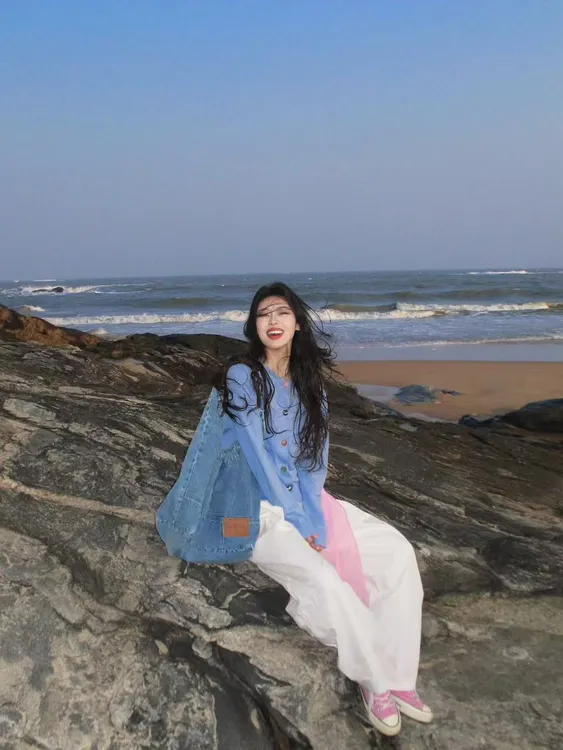 2025新款开春超好看独特漂亮上衣蓝色毛衣针织开衫女百搭直筒裤