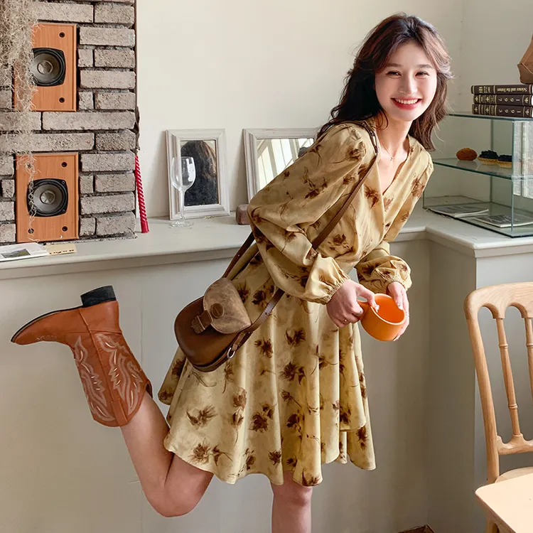 巨好看黄色碎花长袖连衣裙女早秋2025超火轻奢高级感收腰显瘦裙子